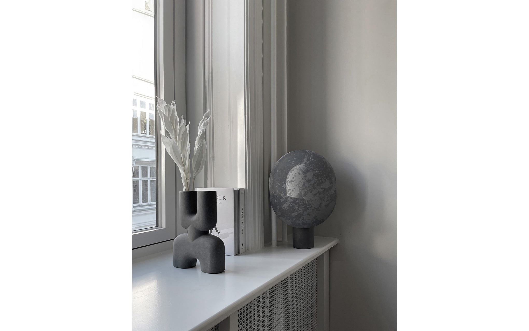 Clam table lamp
