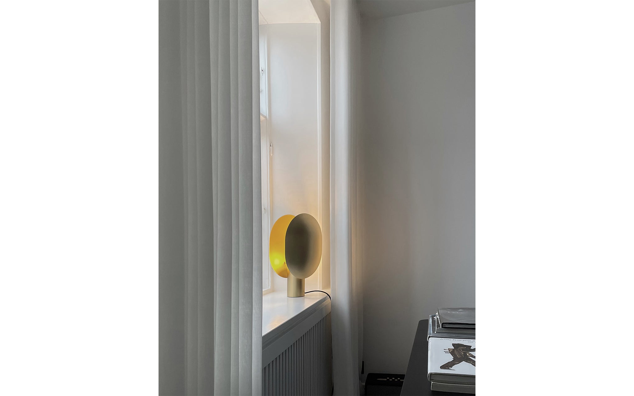 Clam table lamp