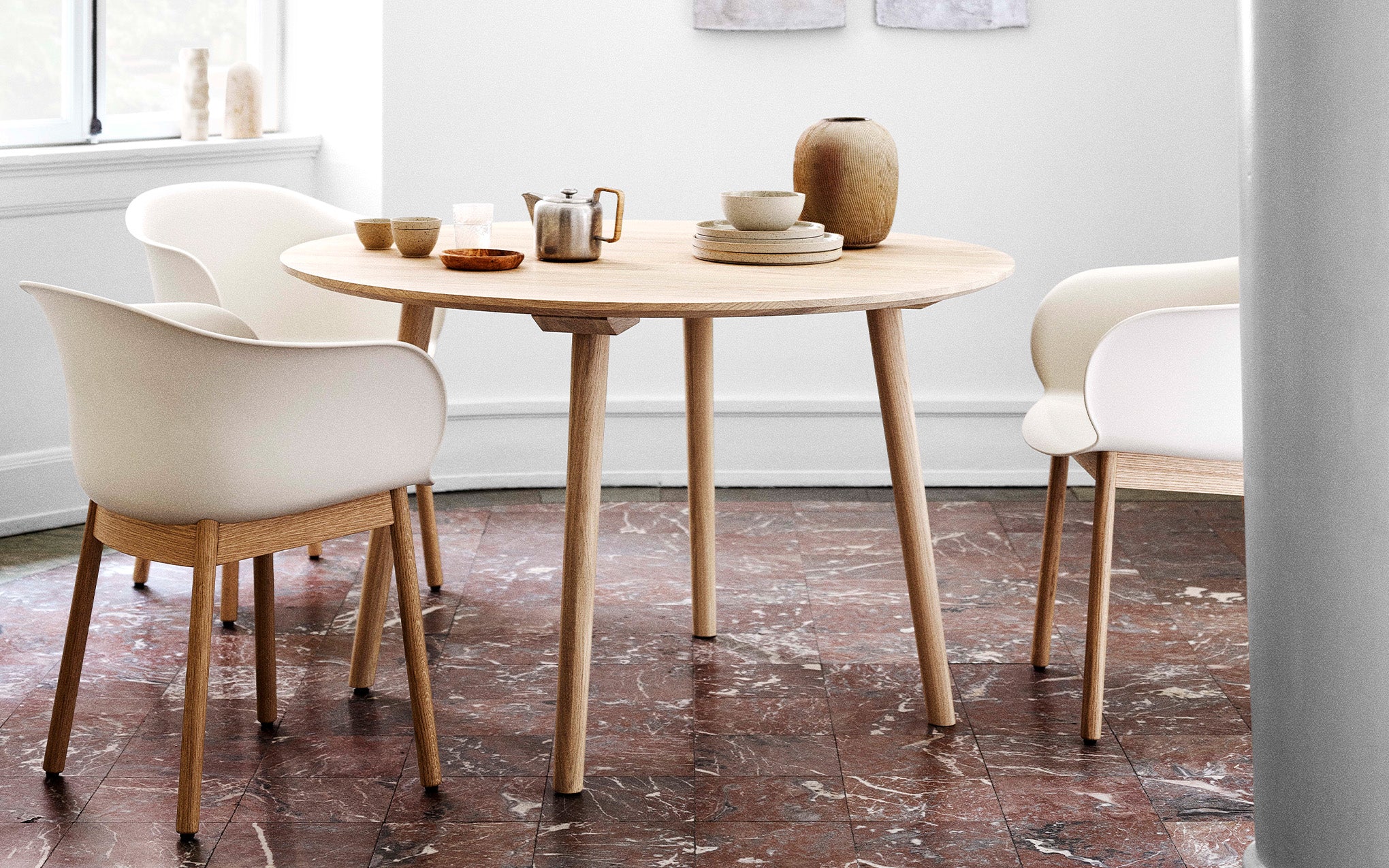 In Between table - round