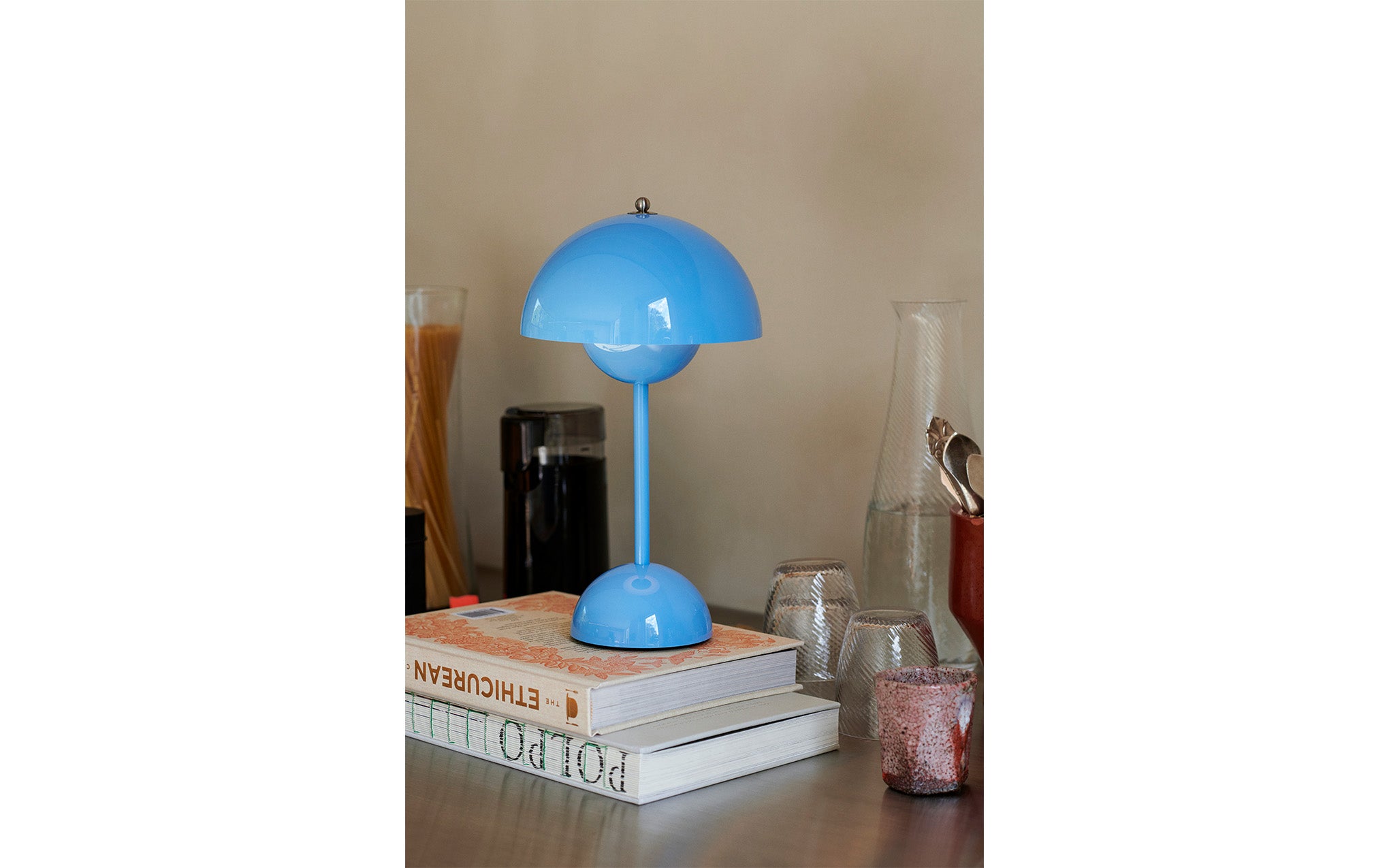 Flowerpot VP9 portable table light