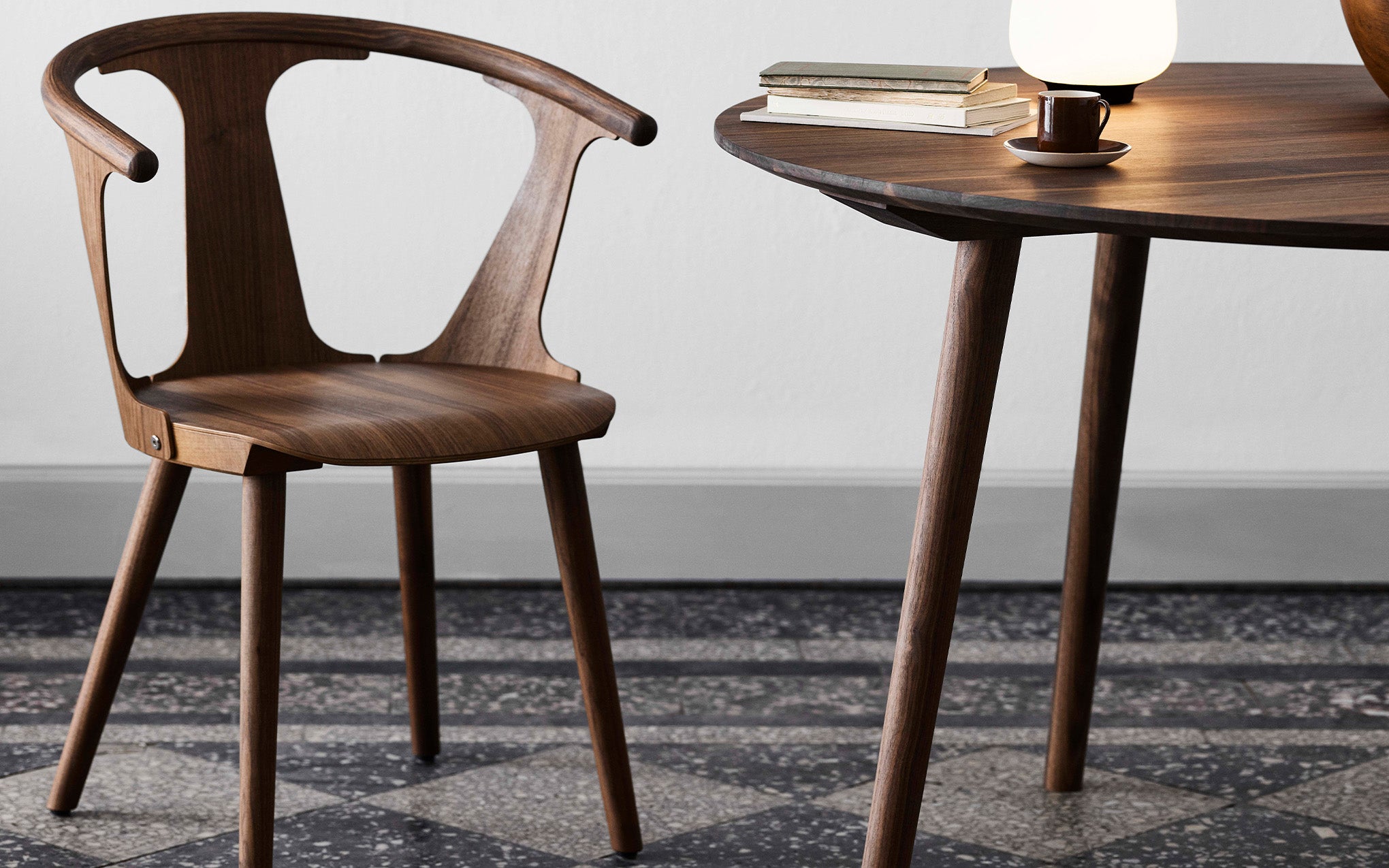 In Between table - round