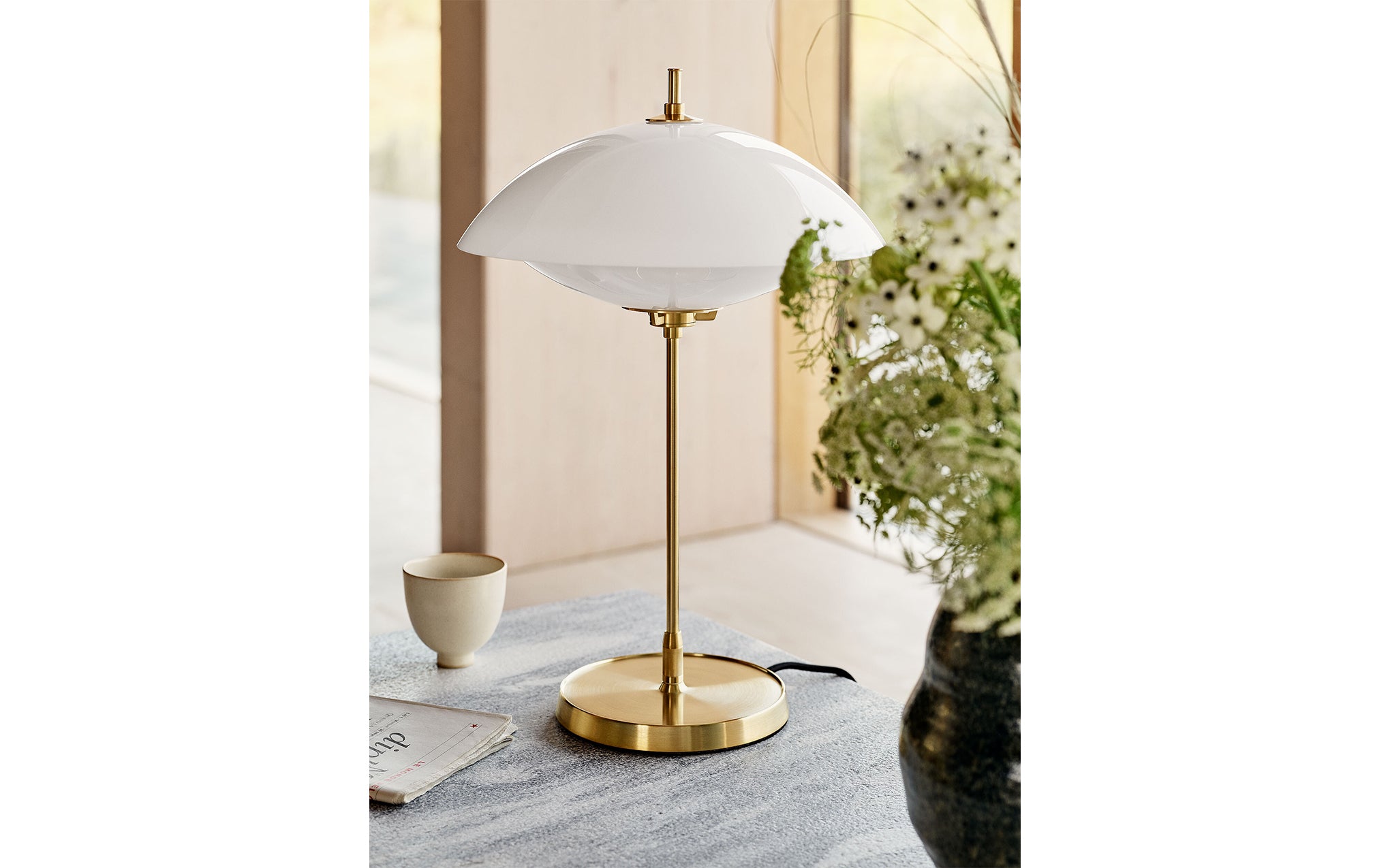 Clam table lamp
