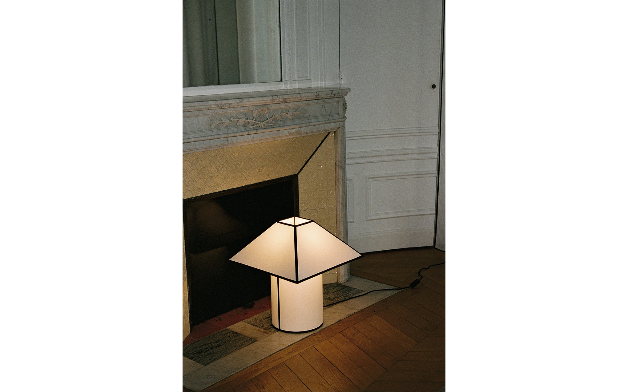 Ava Pyramid table lamp