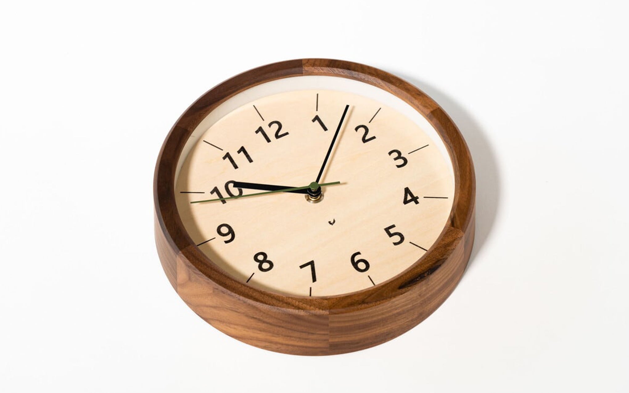 Chambre Small Nut wall clock by Interzero | SCP