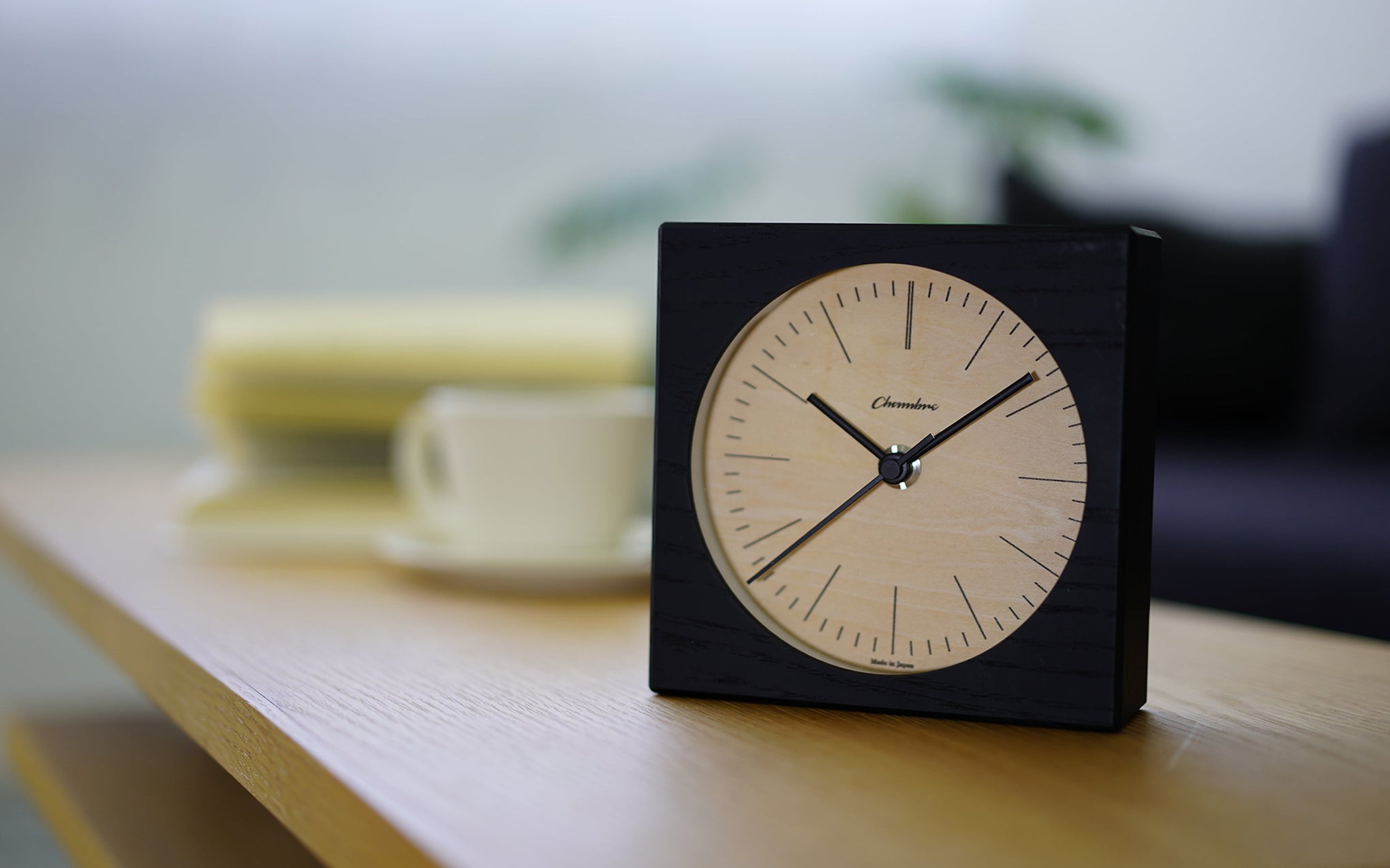 Chambre Line desk clock by Interzero | SCP