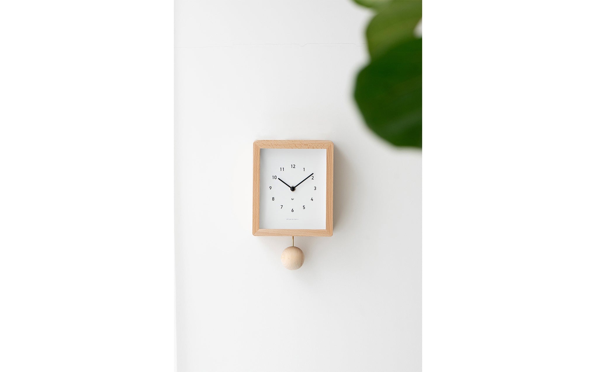 Chambre Blanc wall clock by Interzero | SCP