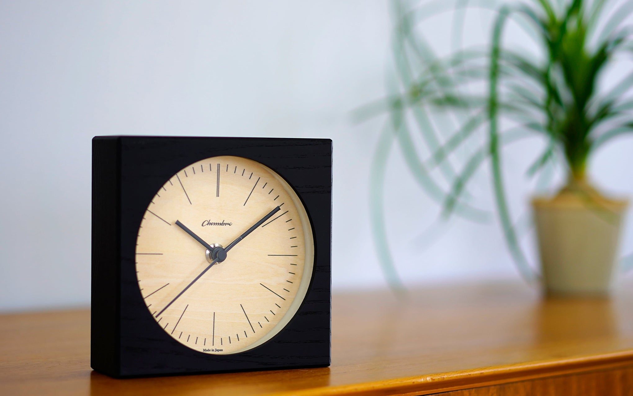 Chambre Line desk clock by Interzero | SCP