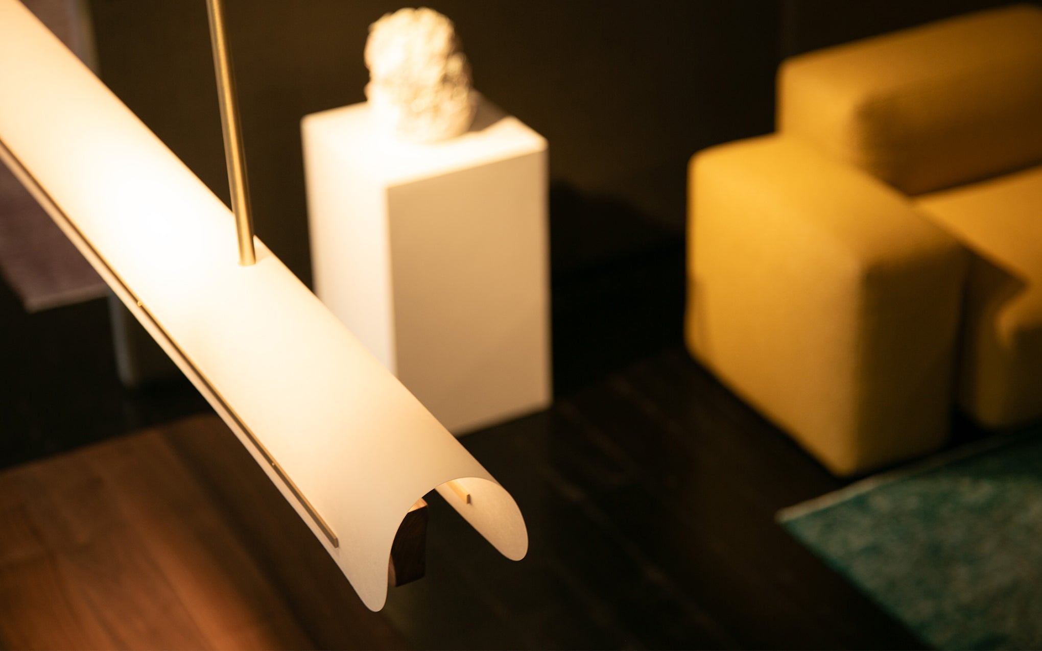 Modernist linear suspension light