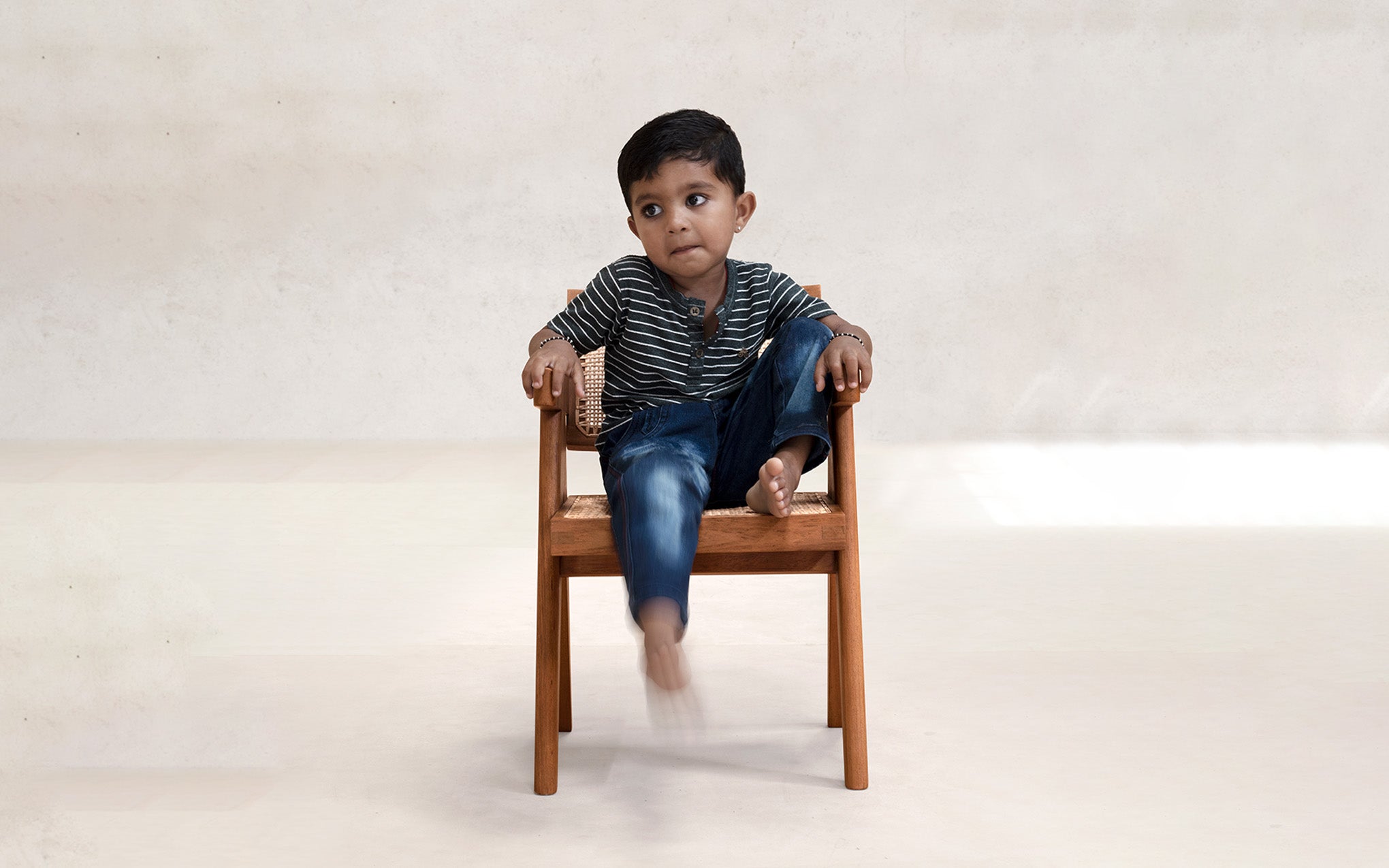 Children's office chair V leg