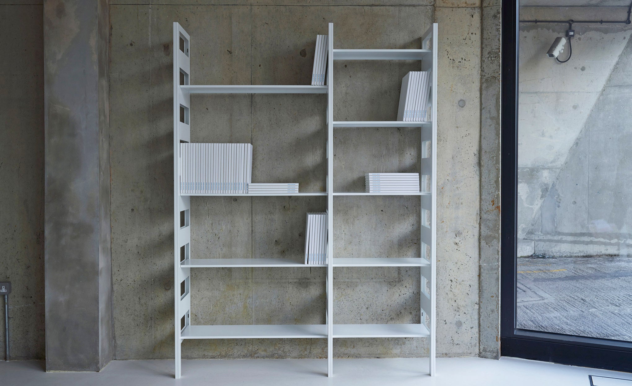 Parallel shelving upright
