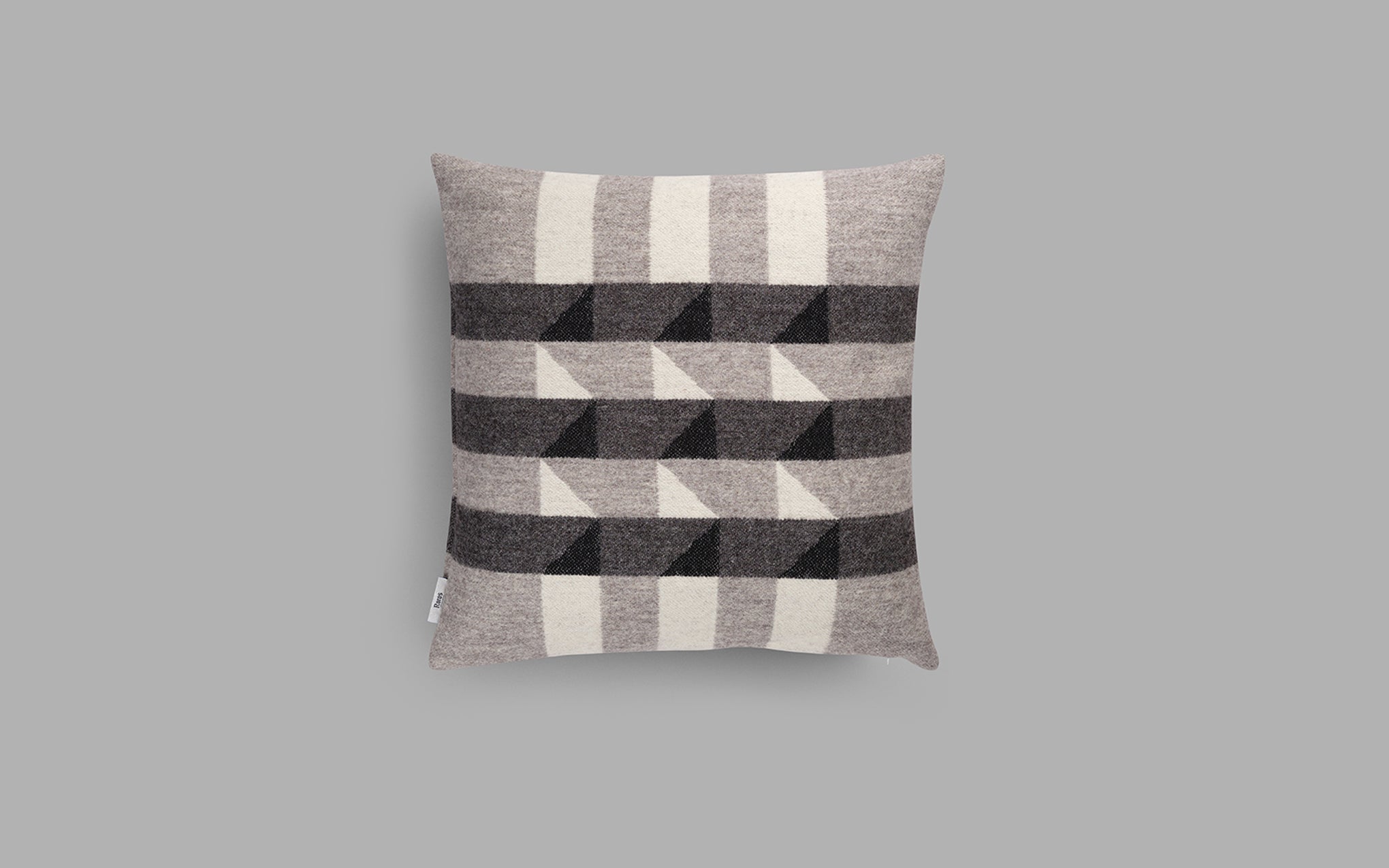 Kvam cushion - greyscale
