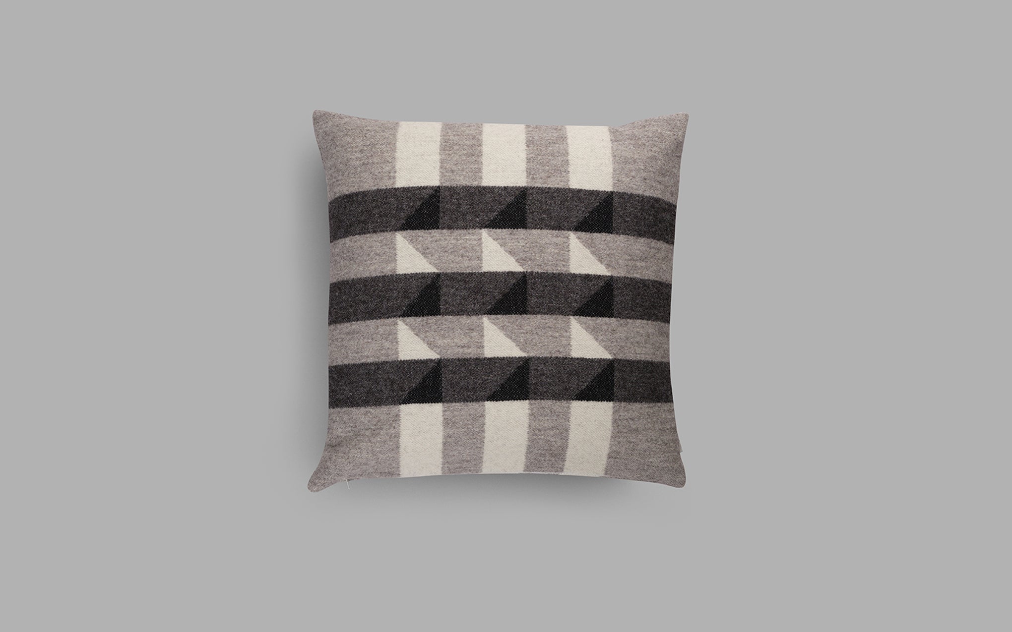 Kvam cushion - greyscale