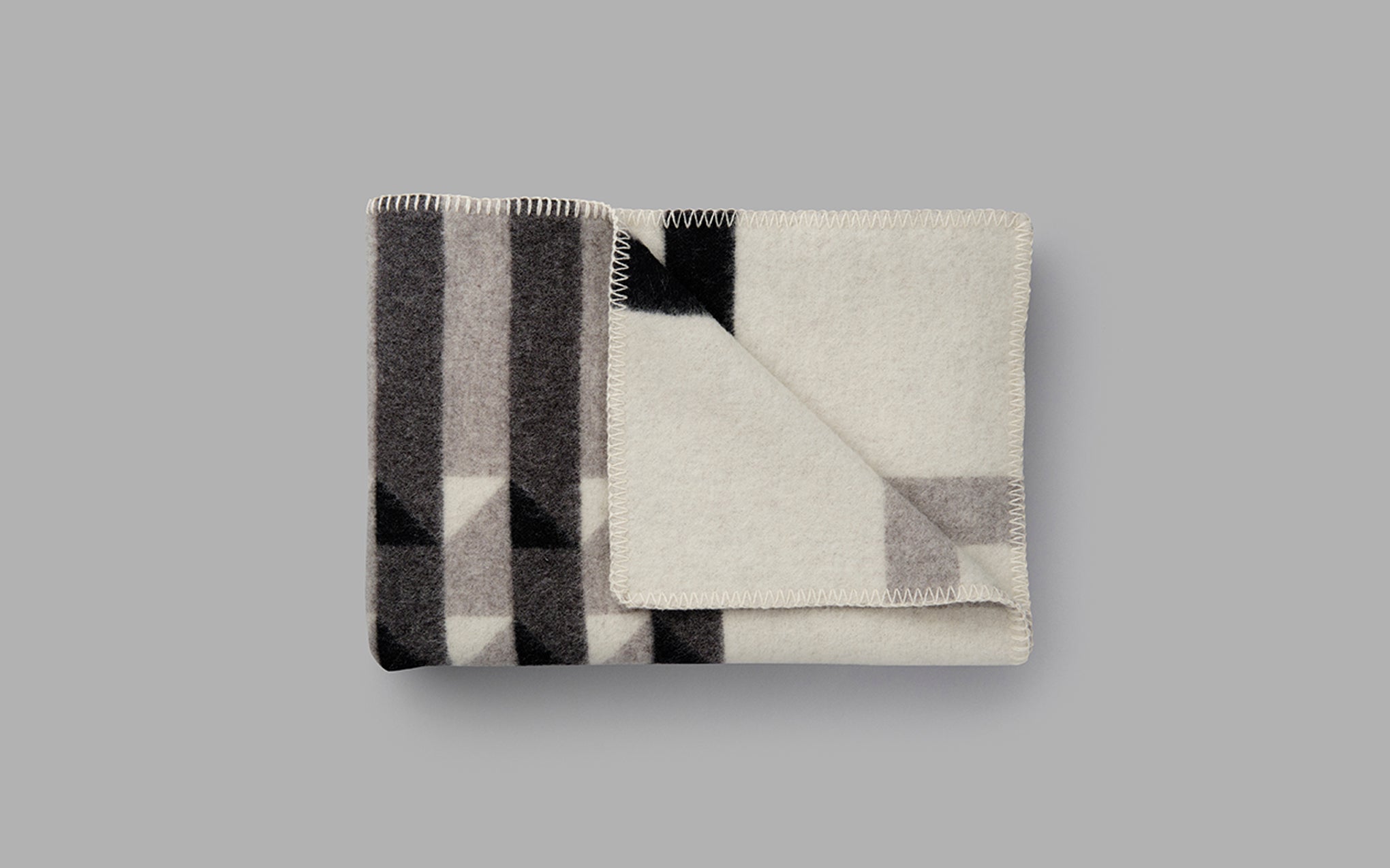 Kvam throw - greyscale