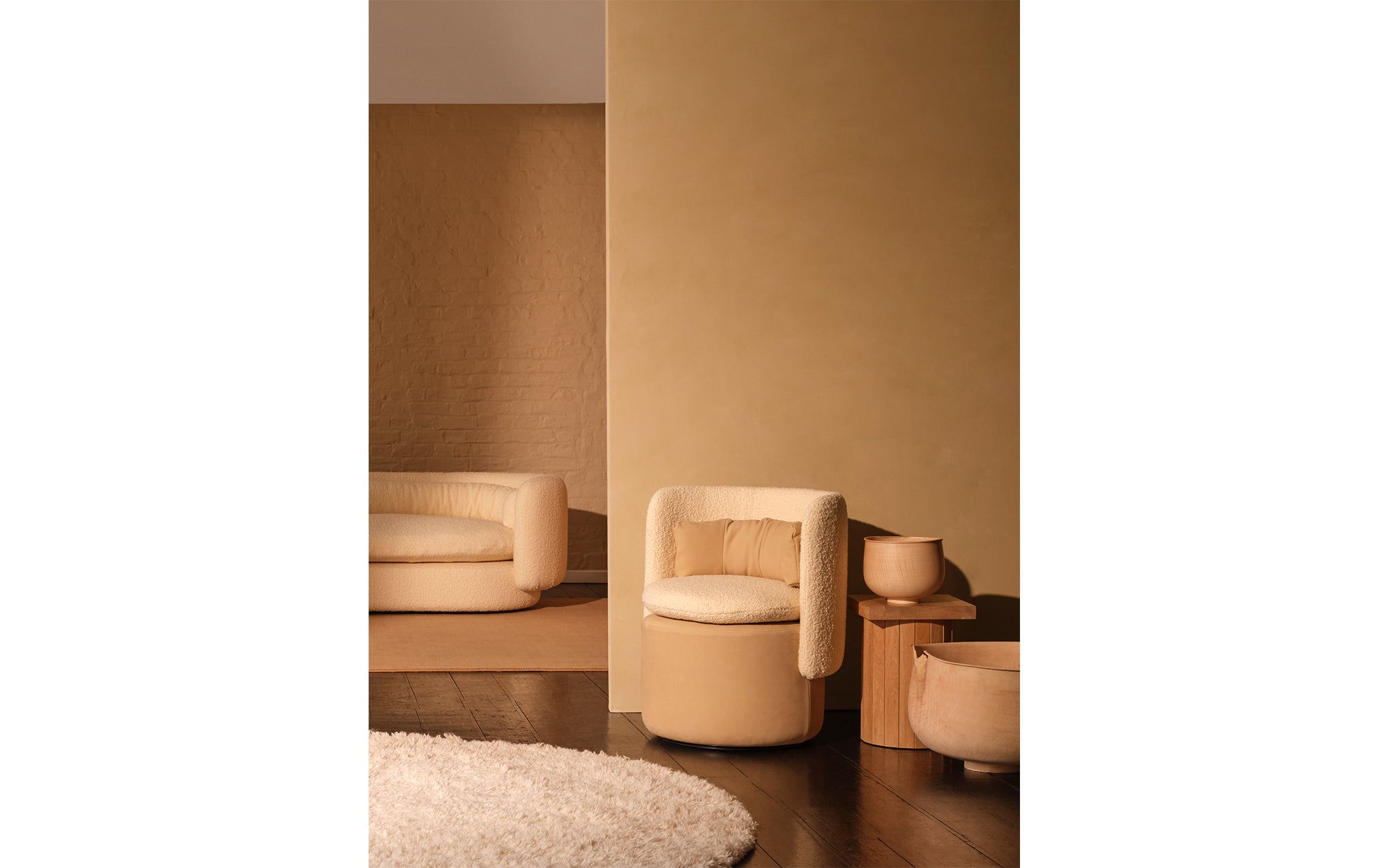 Group cocktail chair with fixed base