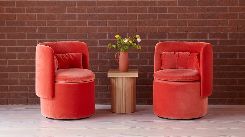 Group cocktail chair with fixed base