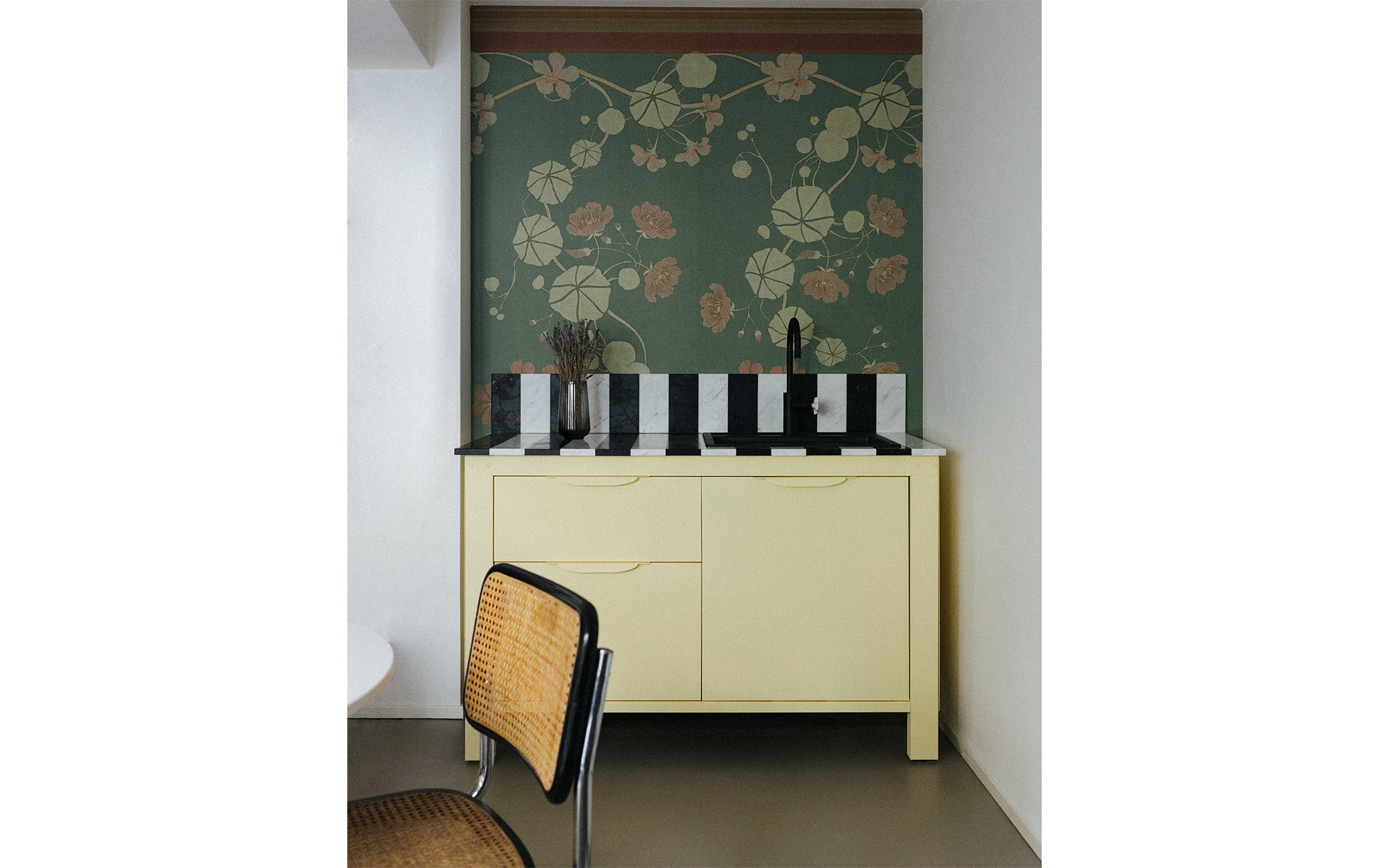 Very Simple: Kitchen - faded yellow