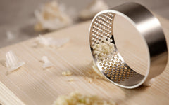 Singles garlic press