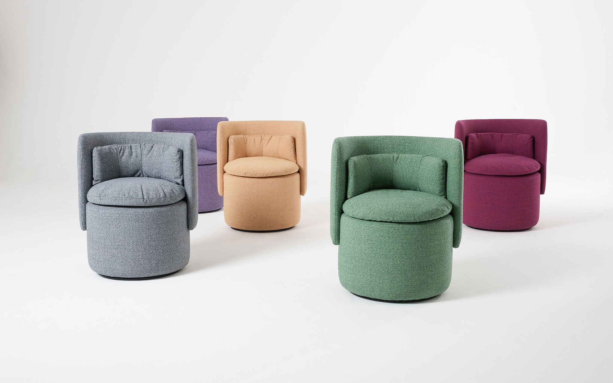 Group cocktail chair with fixed base