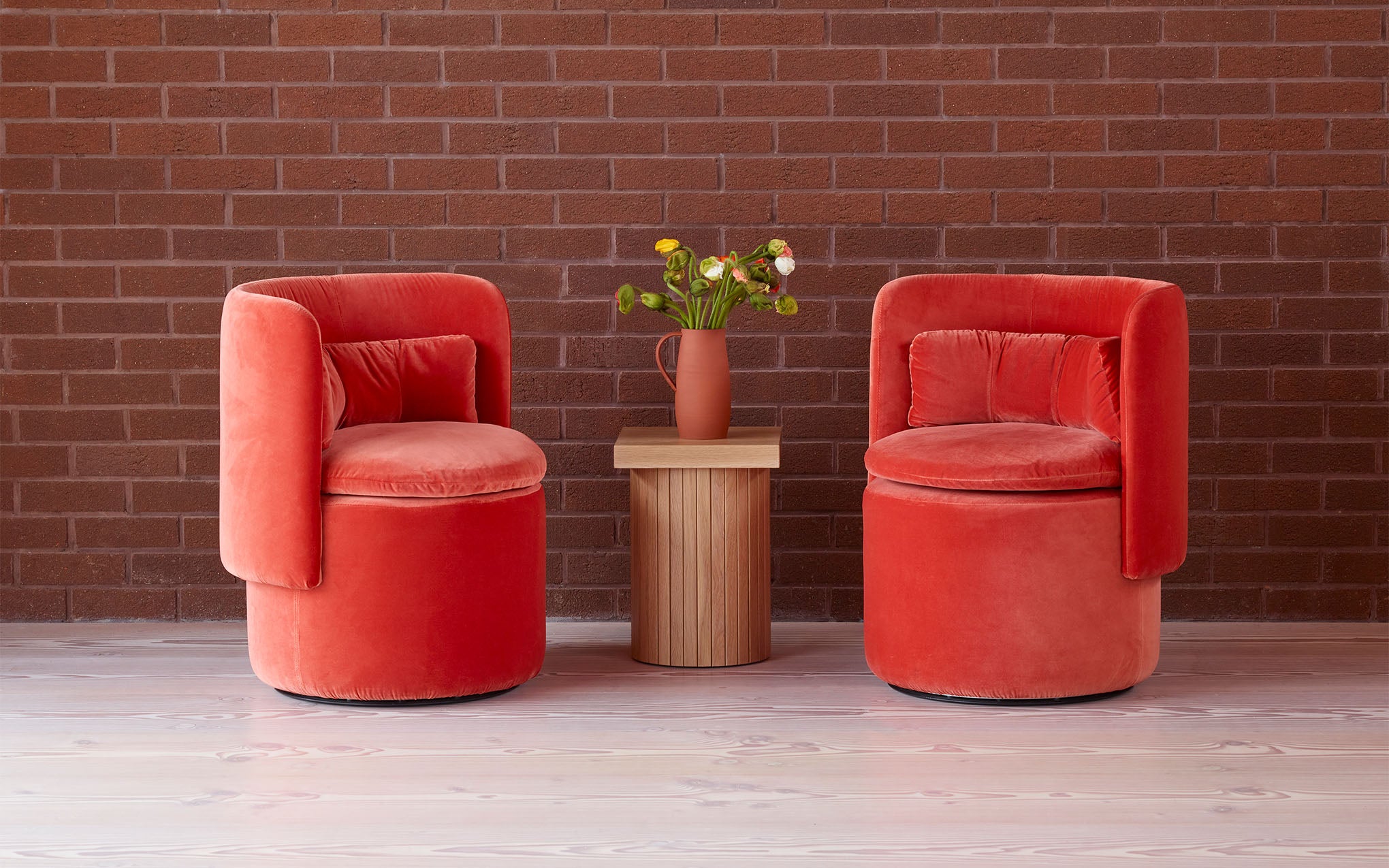 Group cocktail chair with swivel base