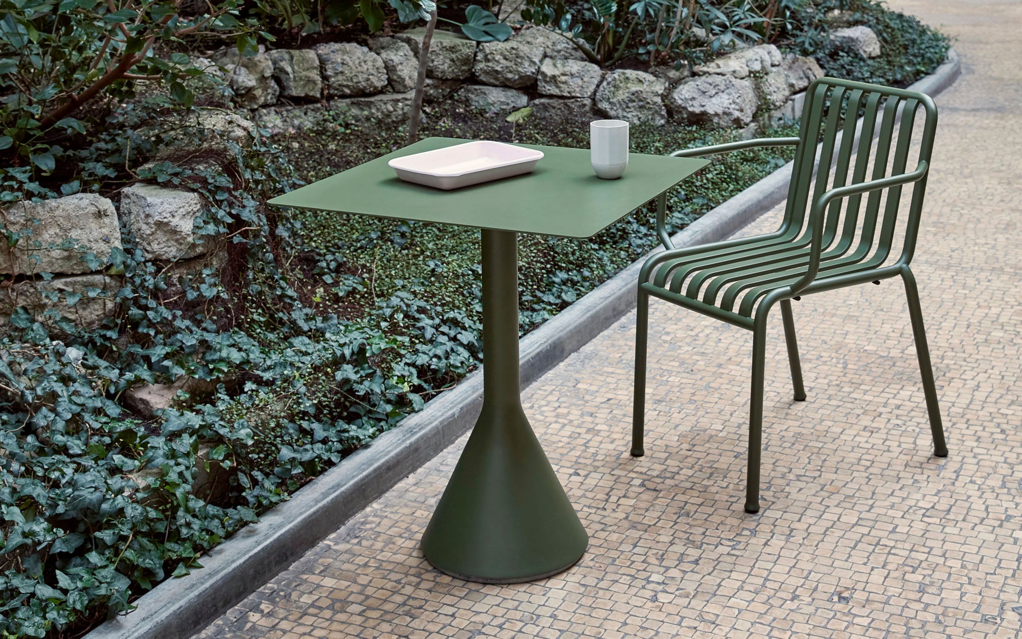 Palissade cone table