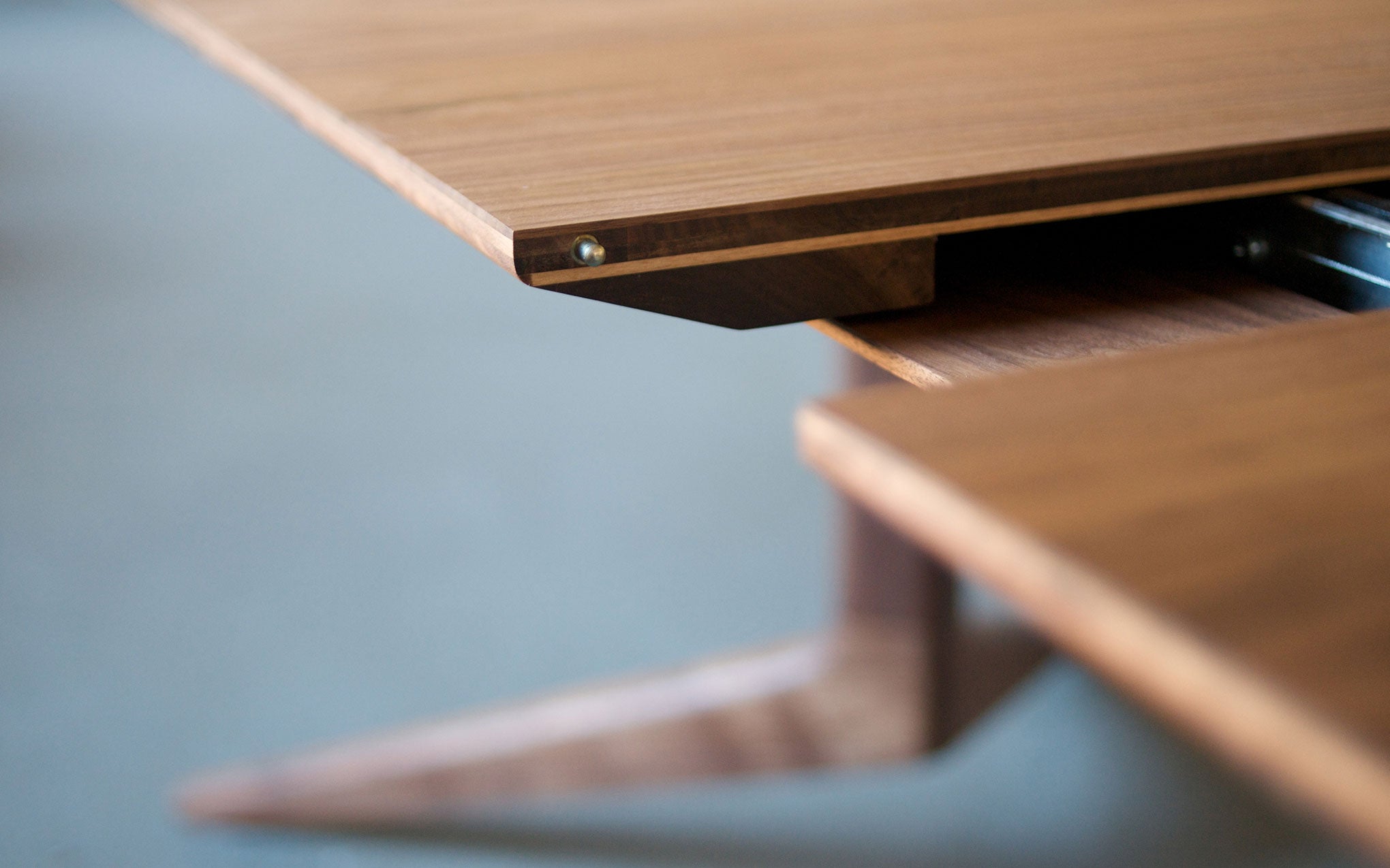 Light extending table