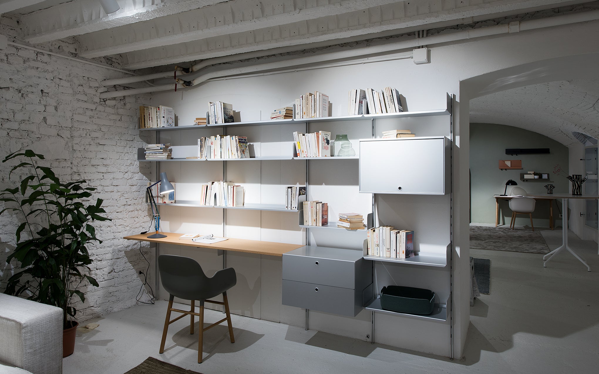 K1 shelving system Floor mounted upright (single) by Kriptonite SCP