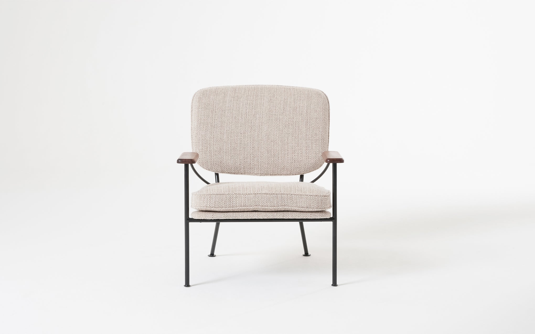 Orlando armchair with oak arms