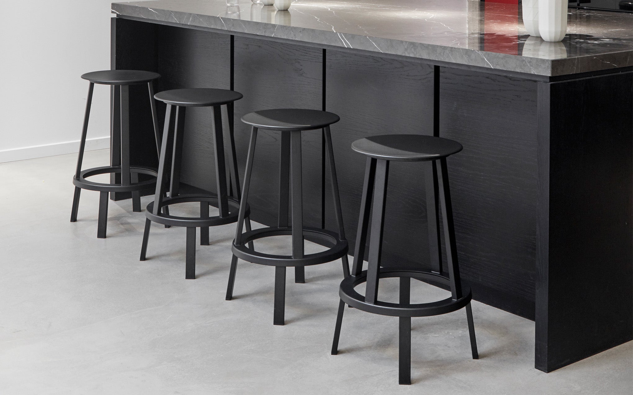 Revolver bar stool