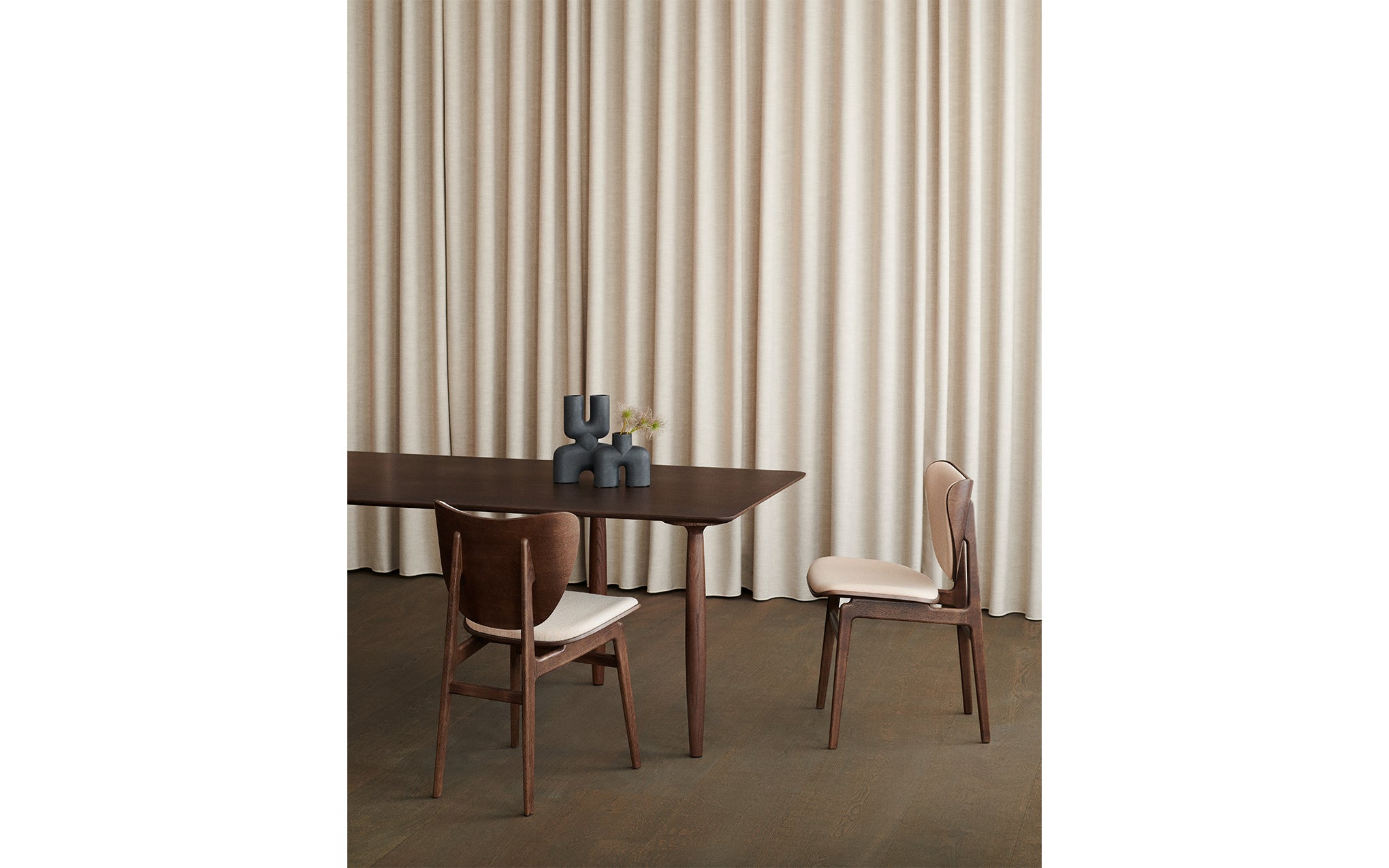 Oku dining table