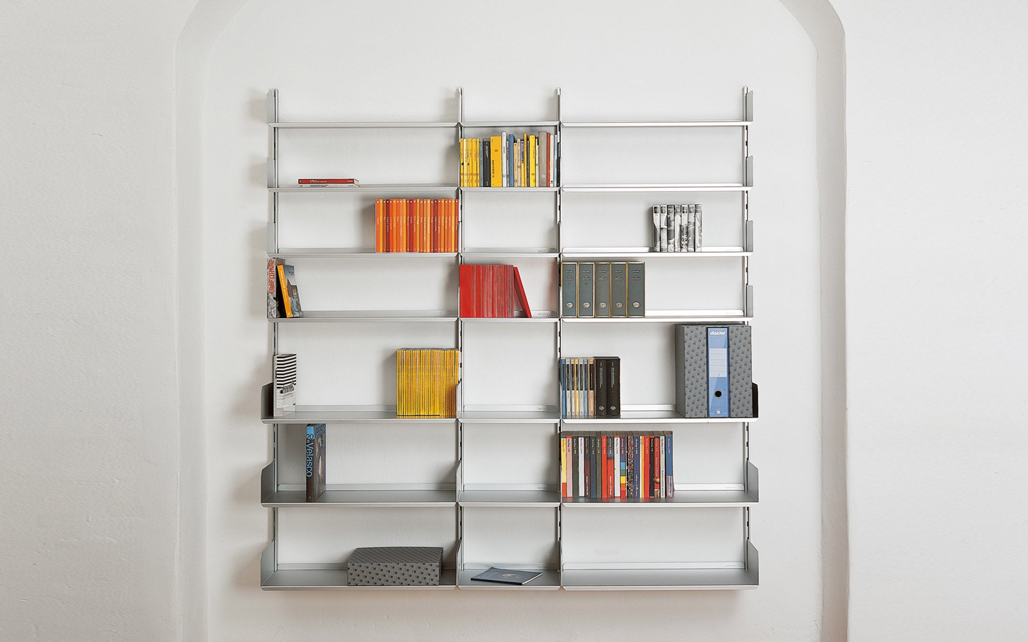K1 shelving system Wall mounted upright (single) SCP